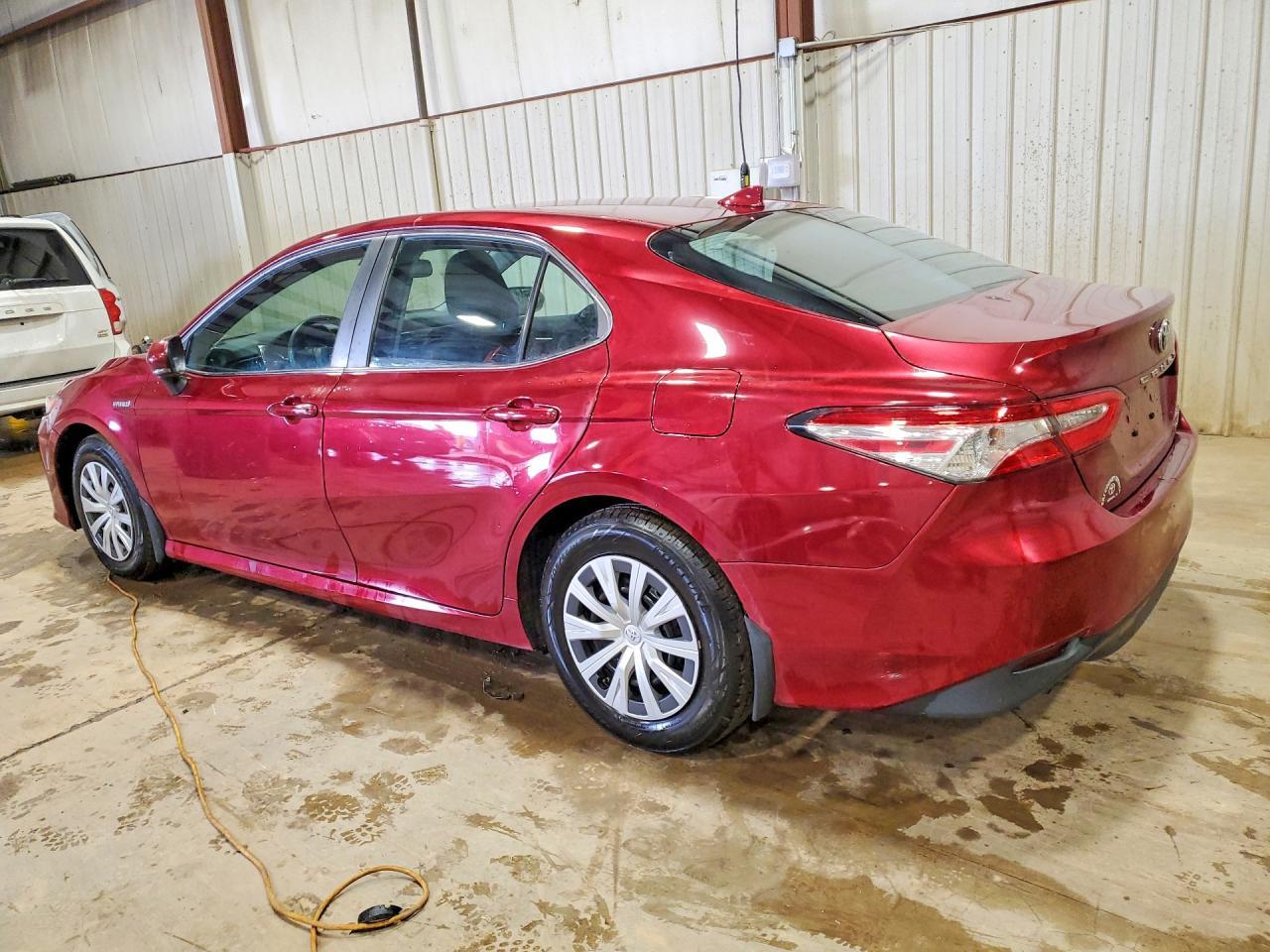 2019 Toyota Camry Hybrid Le - Фото 2