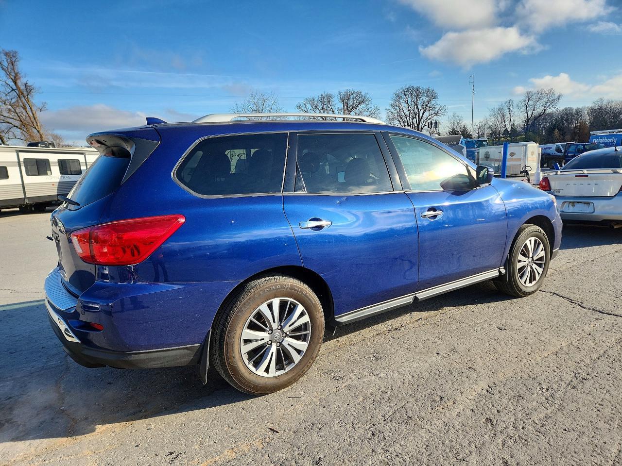 2020 Nissan Pathfinder S - Фото 3