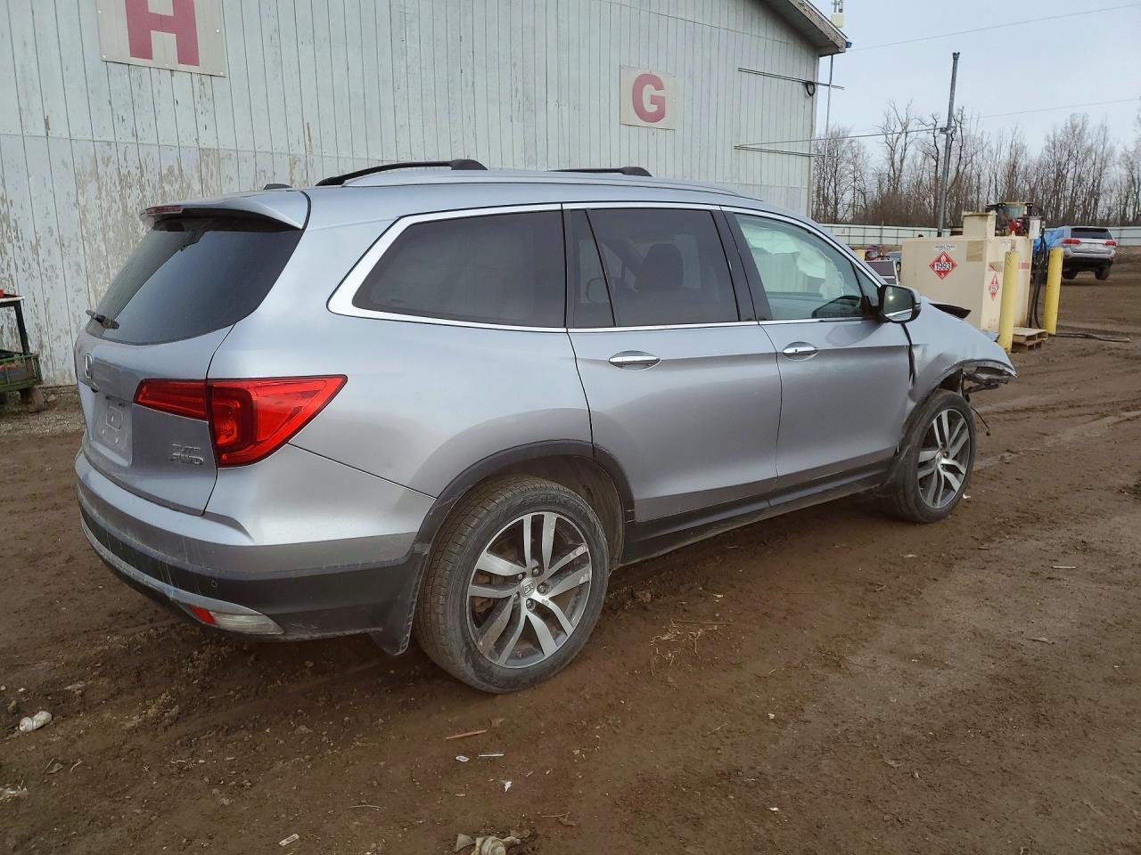 2017 Honda Pilot Elite - Image 3