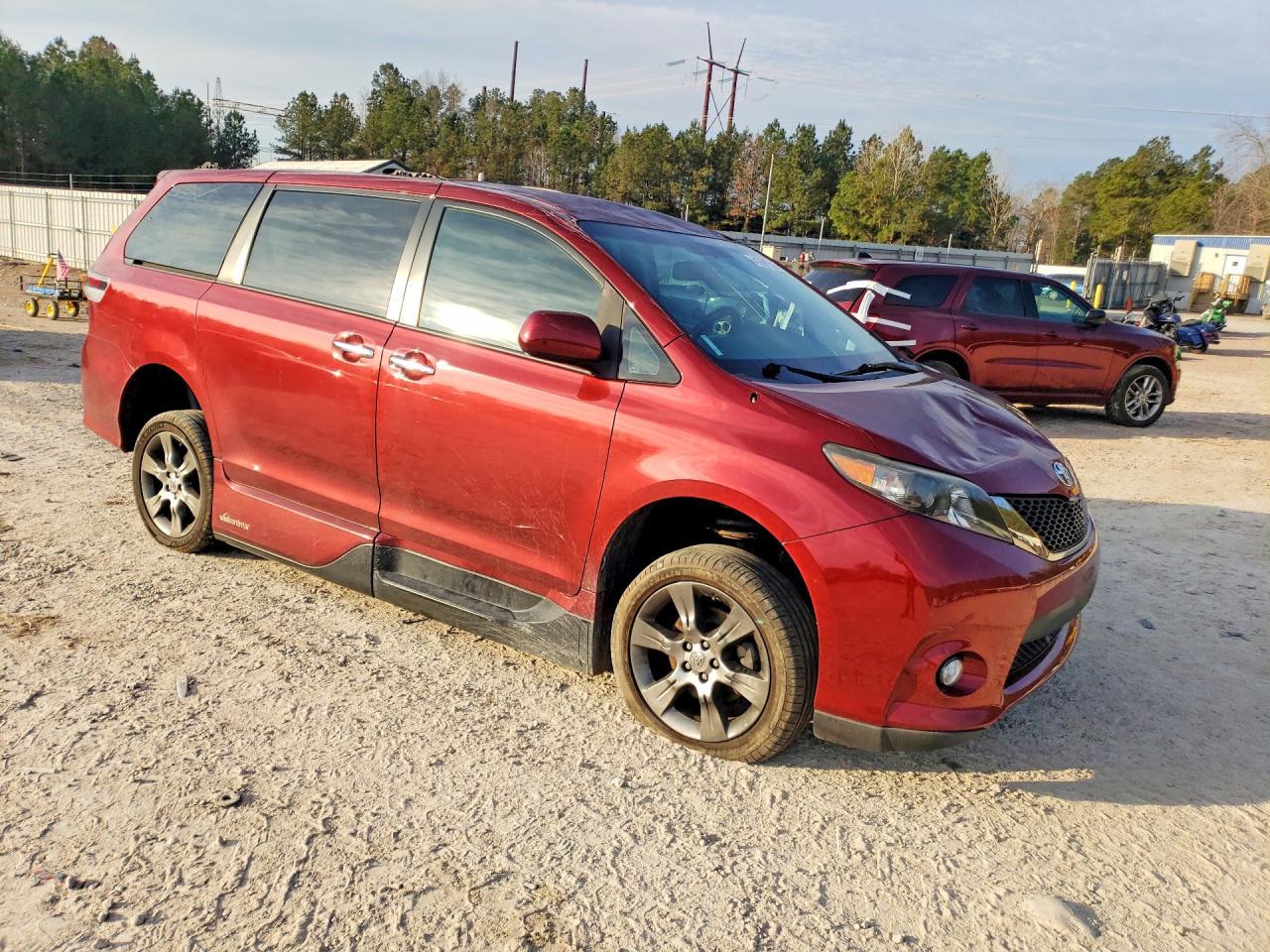 2013 Toyota Sienna Se 8-Passenger - Image 4