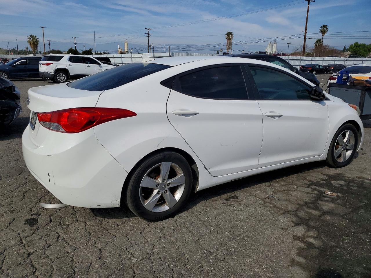 2013 Hyundai Elantra - Фото 3