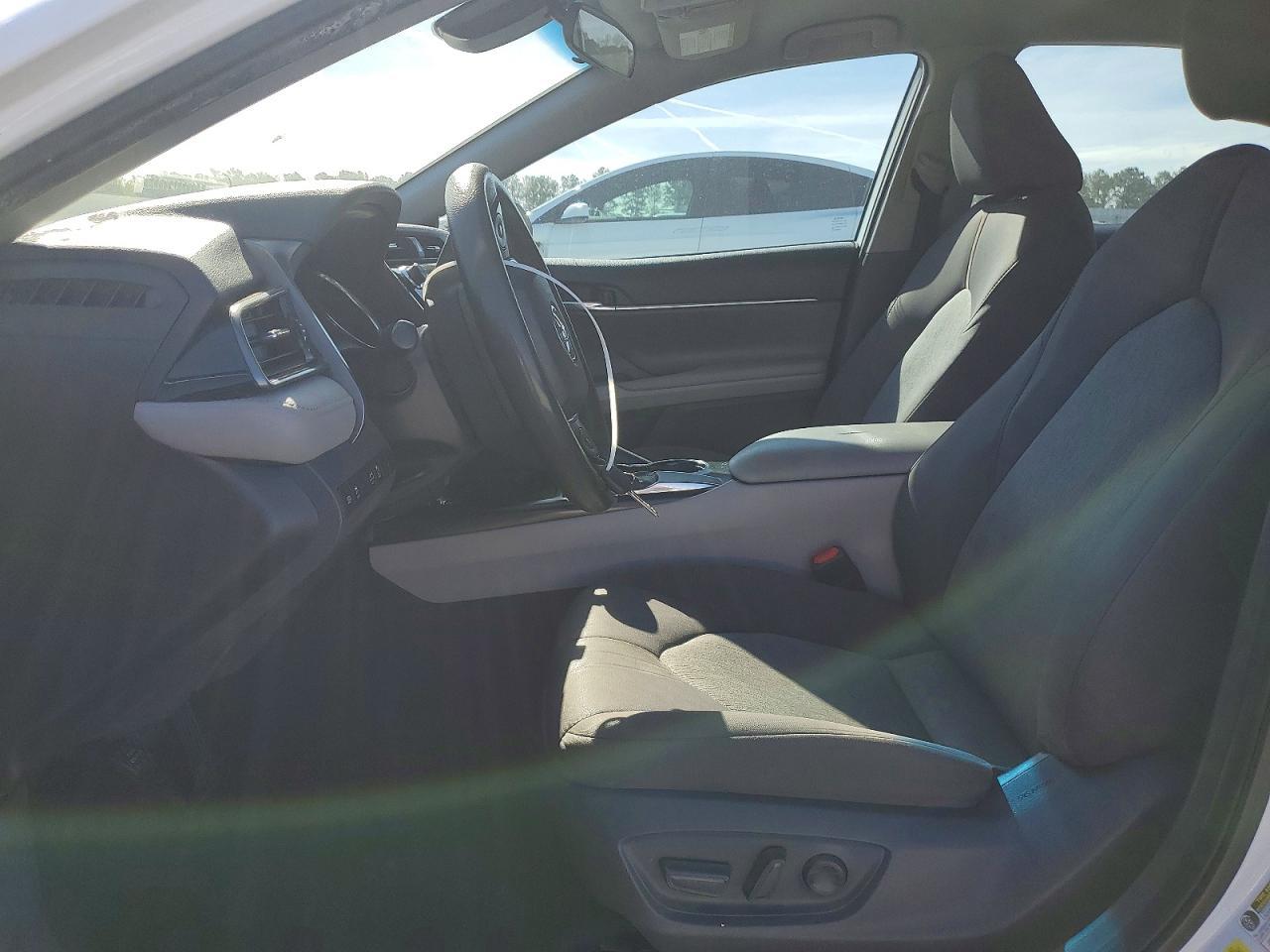 2020 Toyota Camry Le - Фото 7