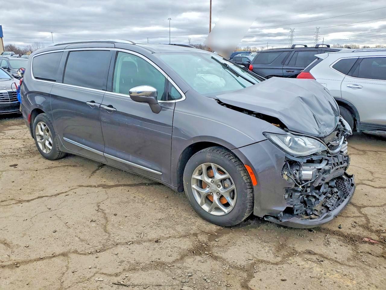 2019 Chrysler Pacifica Limited - Image 4