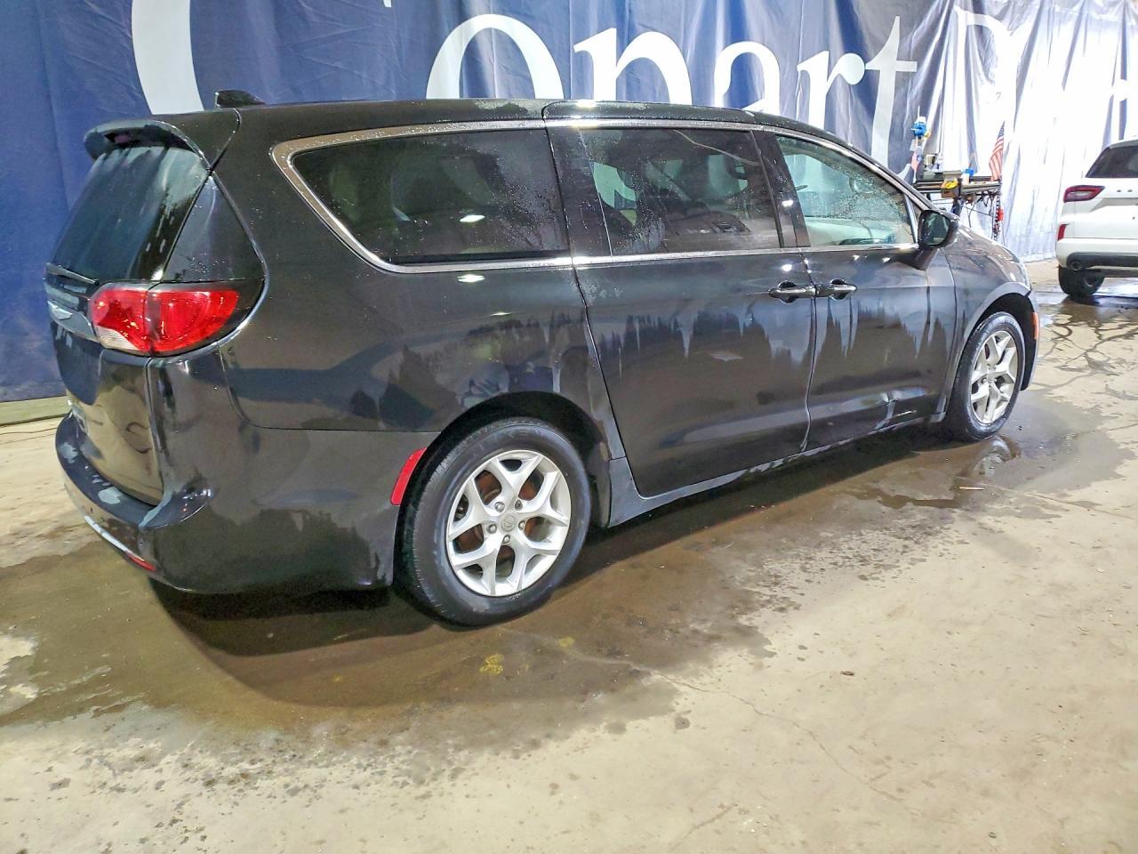 2018 Chrysler Pacifica Touring Plus - Image 3