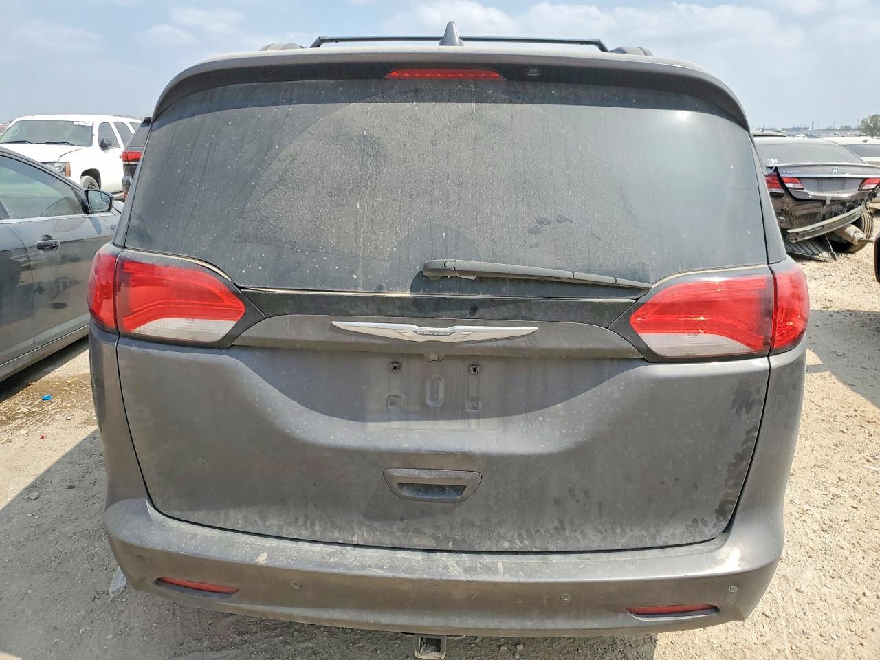 2017 Chrysler Pacifica Touring - Image 6