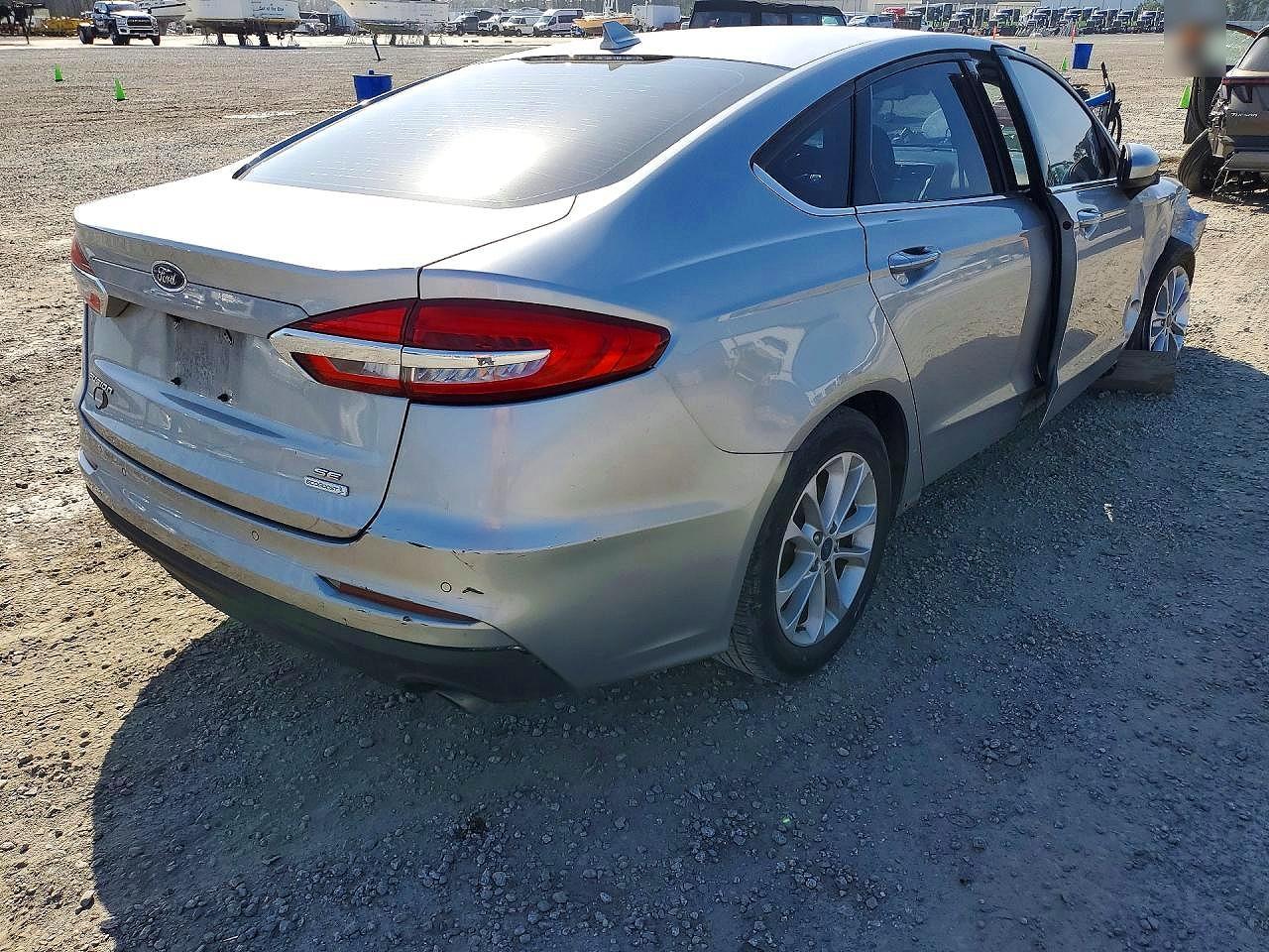2020 Ford Fusion Se - Фото 3