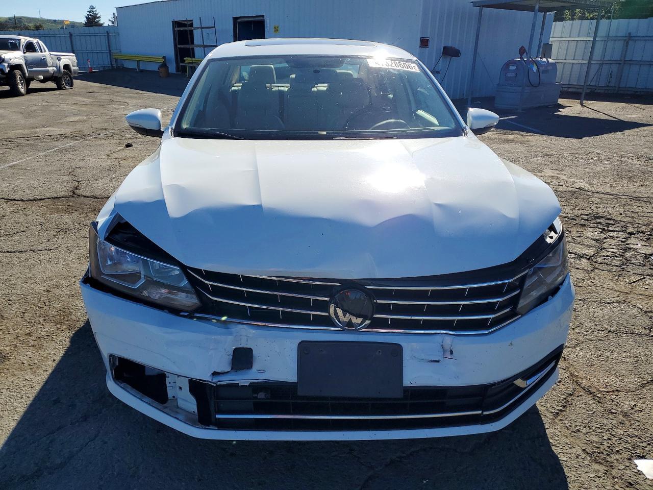 2019 Volkswagen Passat Wolfsburg - Image 5