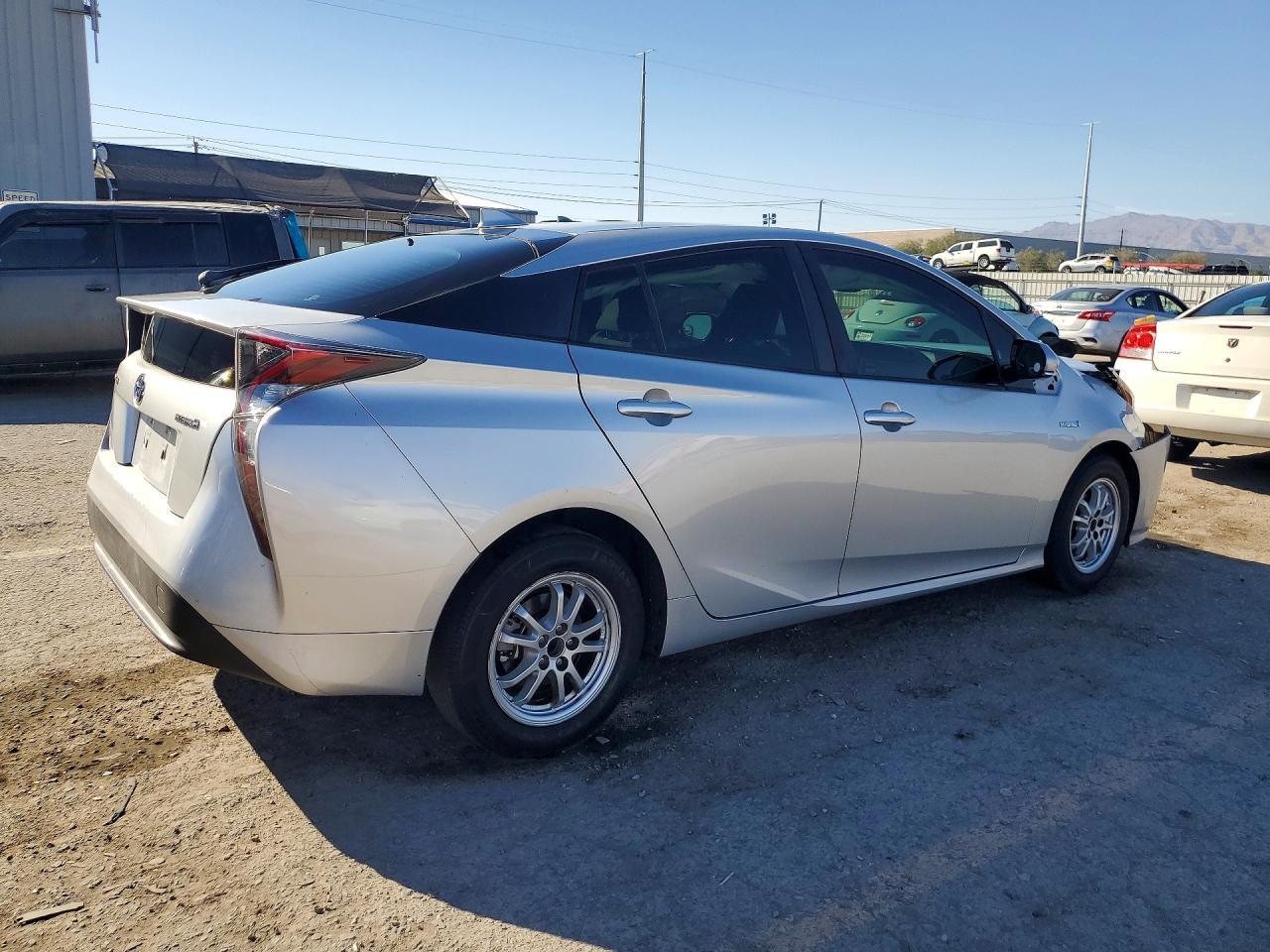 2016 Toyota Prius Three - Фото 3