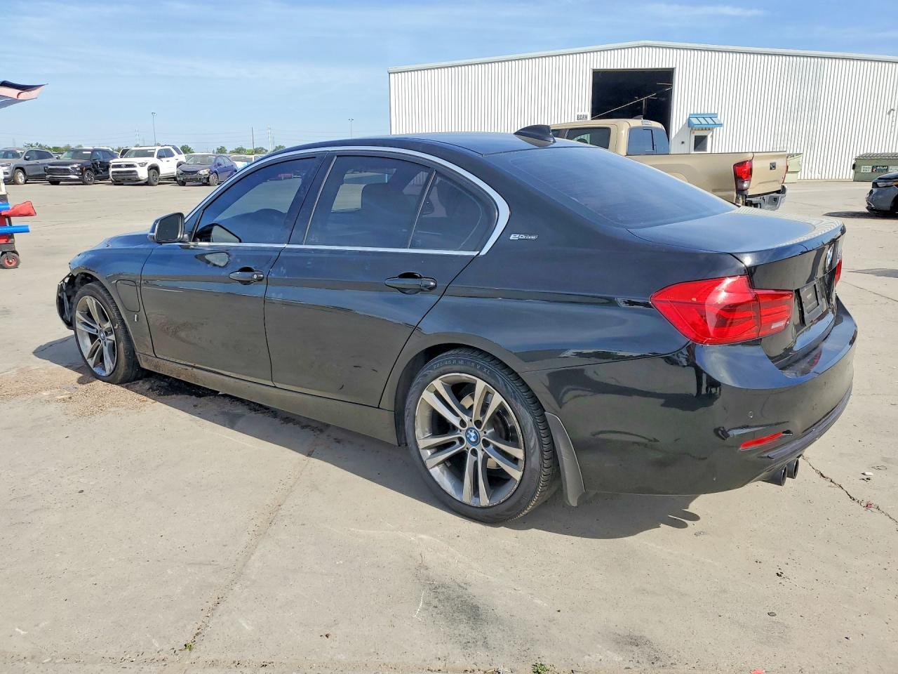2017 BMW 330E - Фото 2