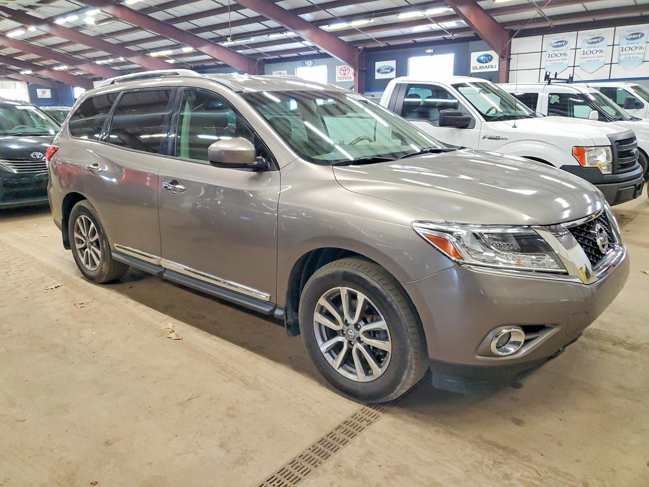 2014 Nissan Pathfinder S - Image 4