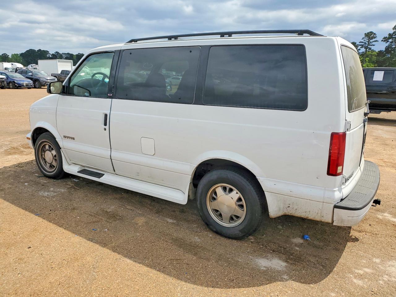 2000 GMC Safari Xt - Image 2