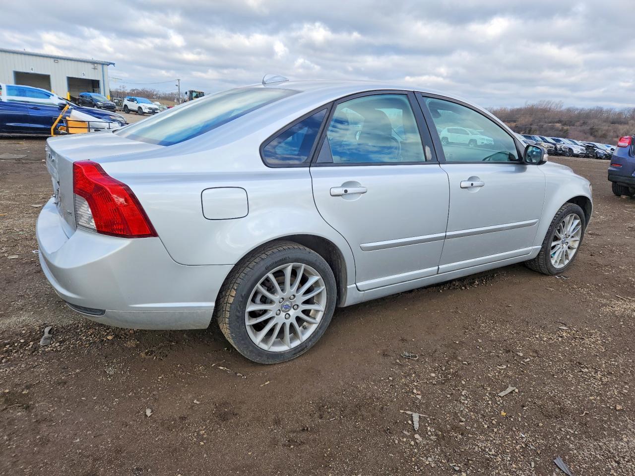 2010 Volvo S40 2.4I - Фото 3