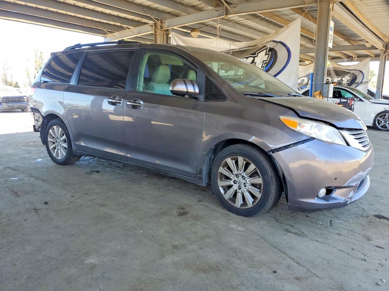 2012 Toyota Sienna Limited 7-Passenger - Фото 4
