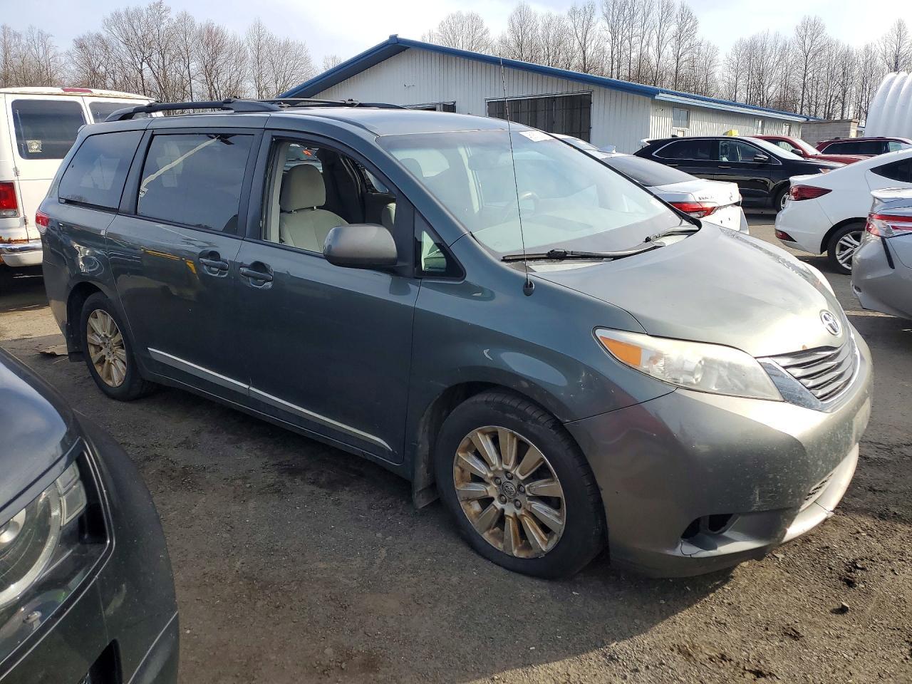 2013 Toyota Sienna Le 7-Passenger - Image 4