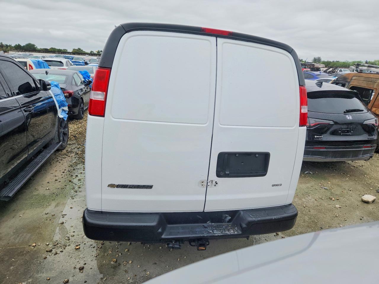 2024 Chevrolet Express G2500 - Фото 6