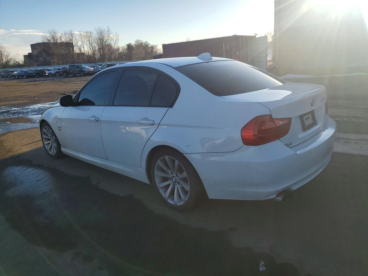 2011 BMW 328 Xi - Image 2