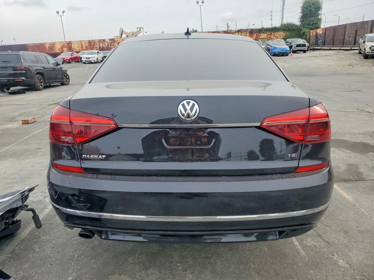 2017 Volkswagen Passat R-Line - Фото 6