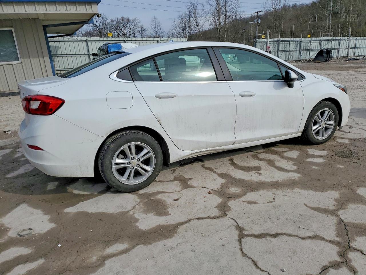 2018 Chevrolet Cruze Lt - Image 3