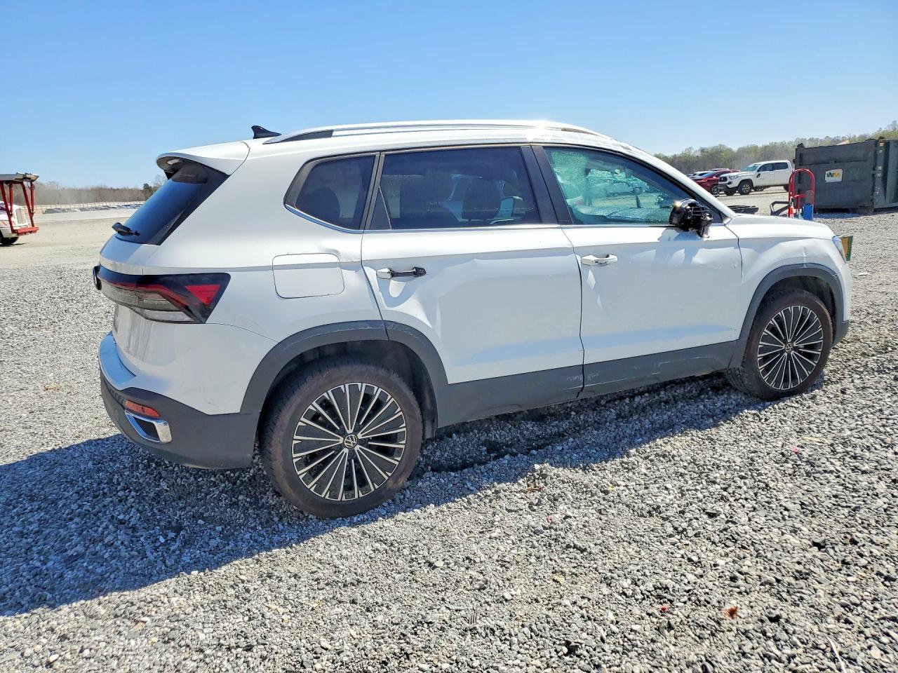 2025 Volkswagen Taos Se - Image 3