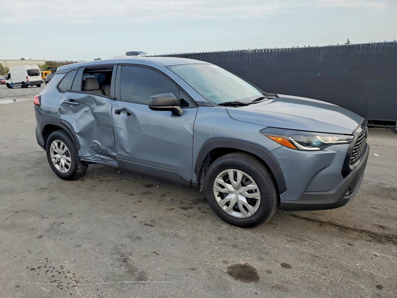 2022 Toyota Corolla Cross L - Image 4