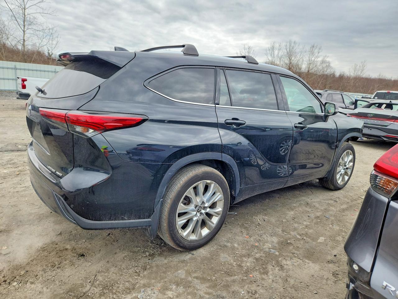 2022 Toyota Highlander Limited - Image 3