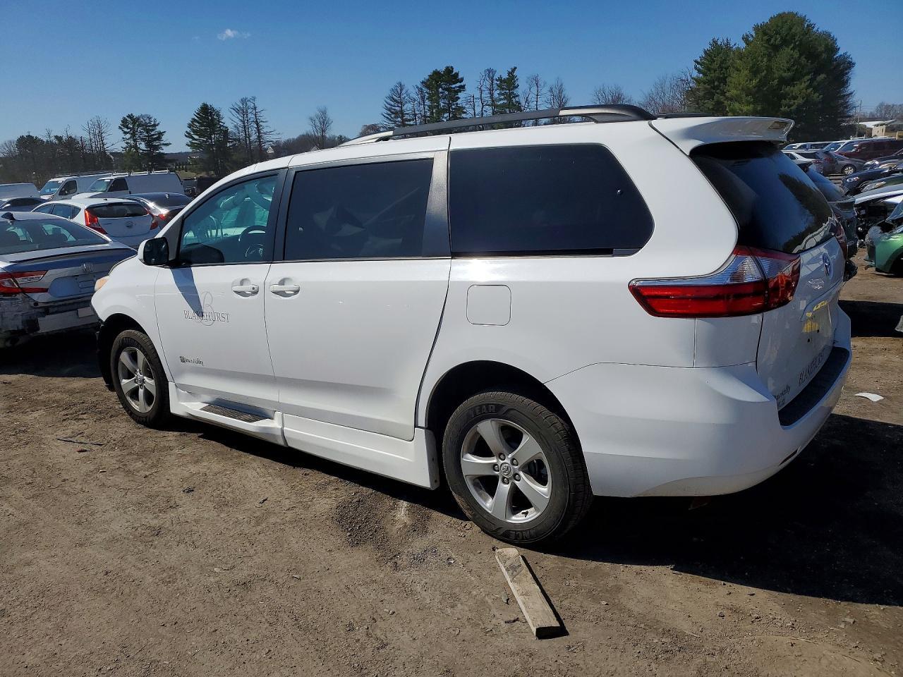 2015 Toyota Sienna Le Mobility 7-Passenger - Фото 2