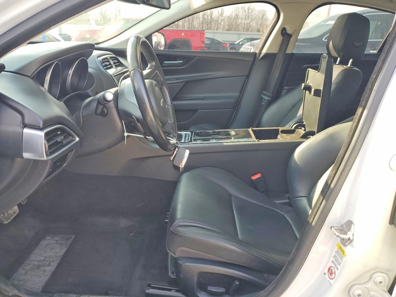 2017 Jaguar Xe - Фото 7