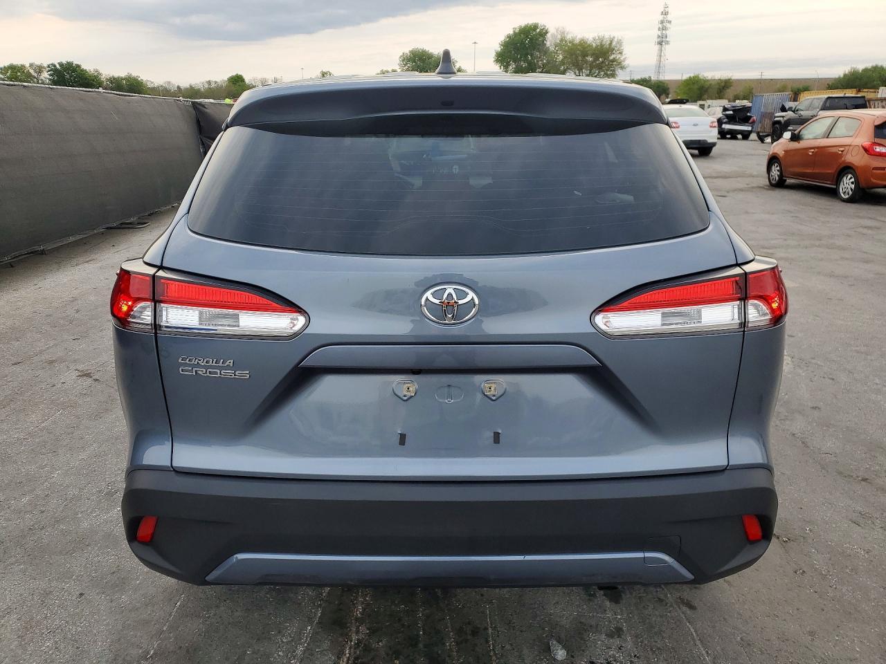 2022 Toyota Corolla Cross L - Image 6