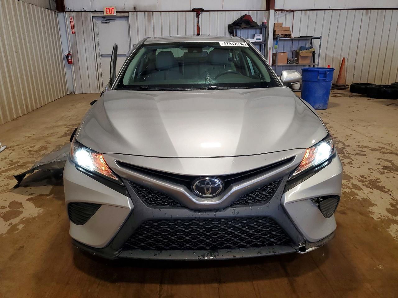 2020 Toyota Camry Se - Фото 5