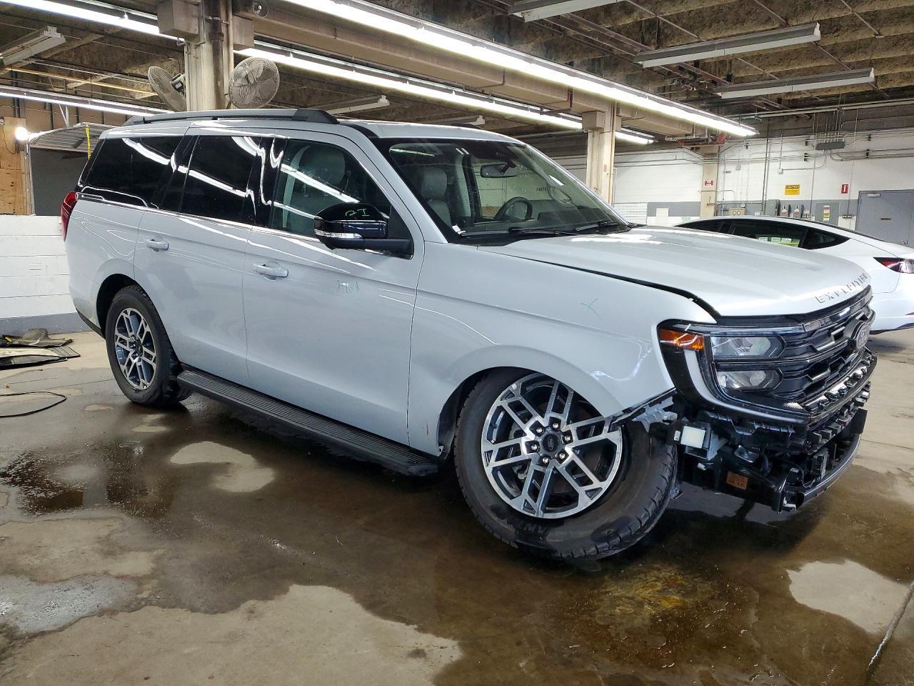 2025 Ford Expedition Active - Image 4