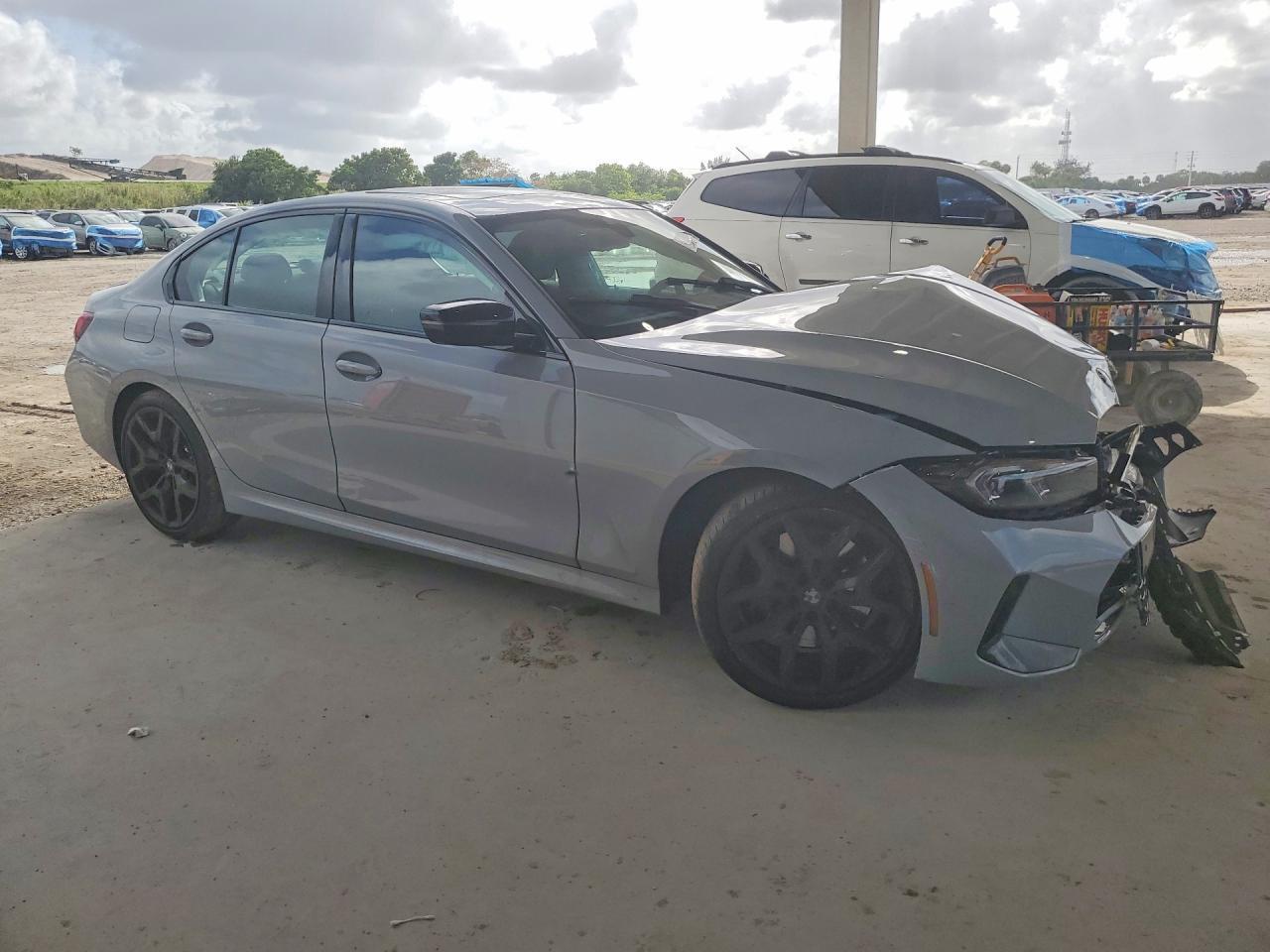 2025 BMW 330I - Фото 4