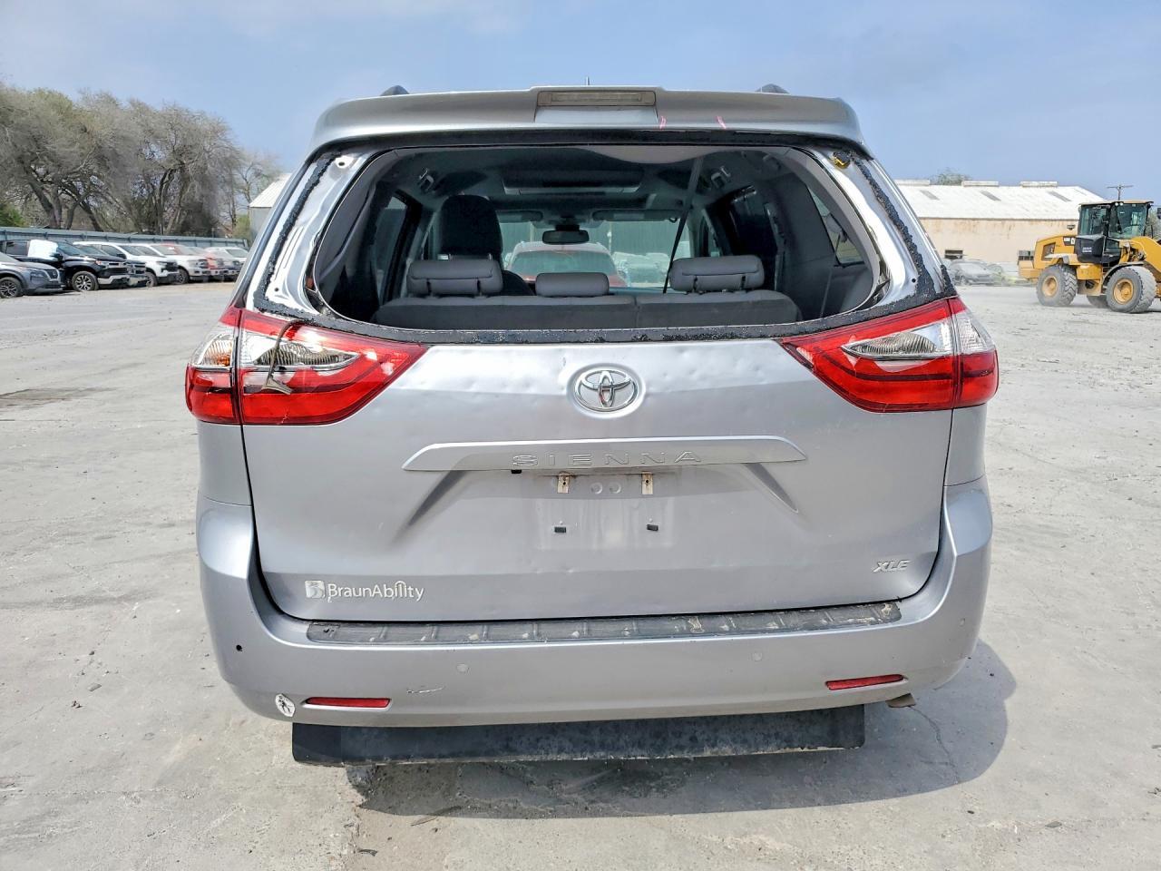 2018 Toyota Sienna Xle Premium 8-Passenger - Image 6