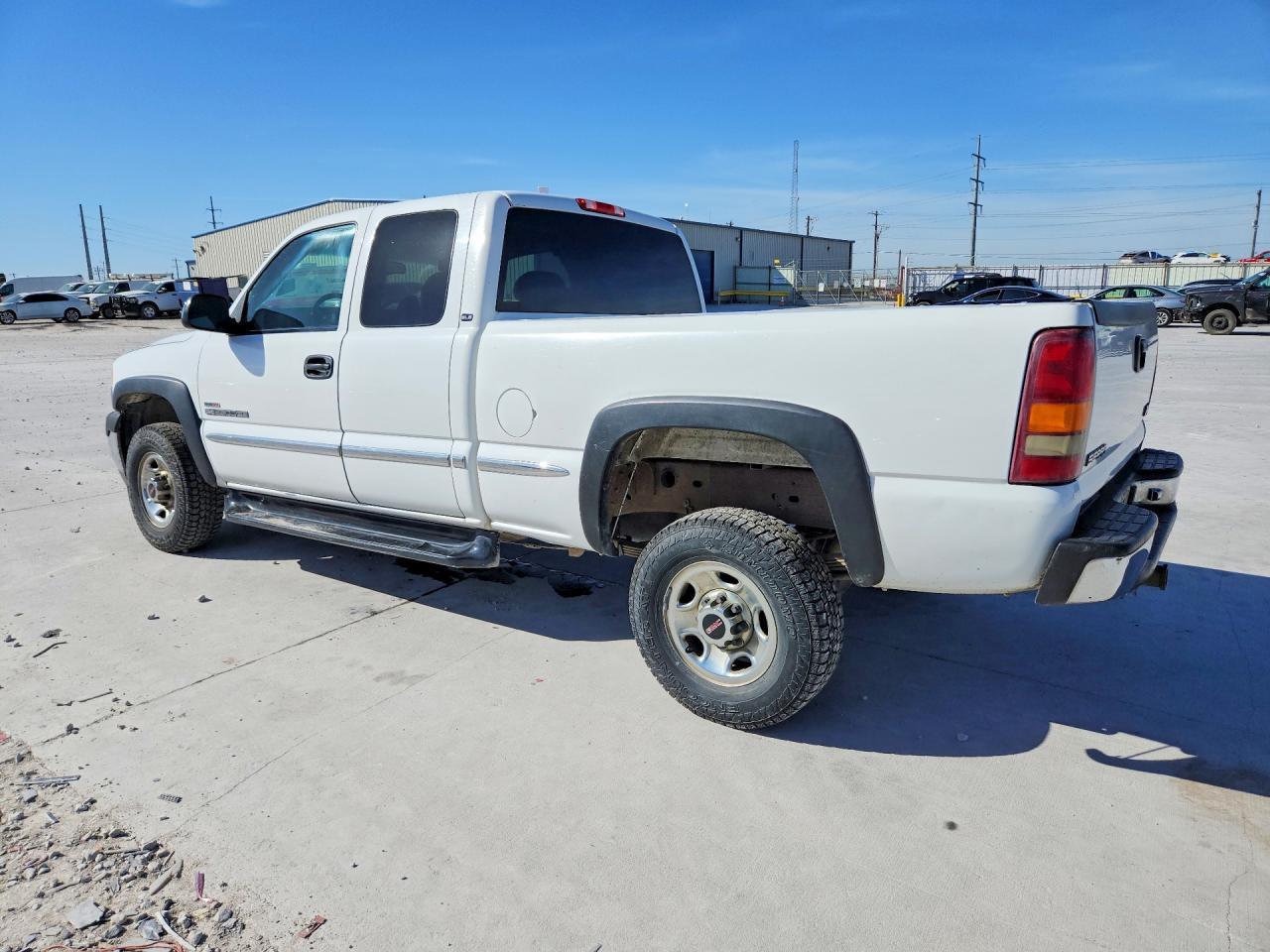 2001 GMC Sierra C2500 Heavy Duty - Image 2