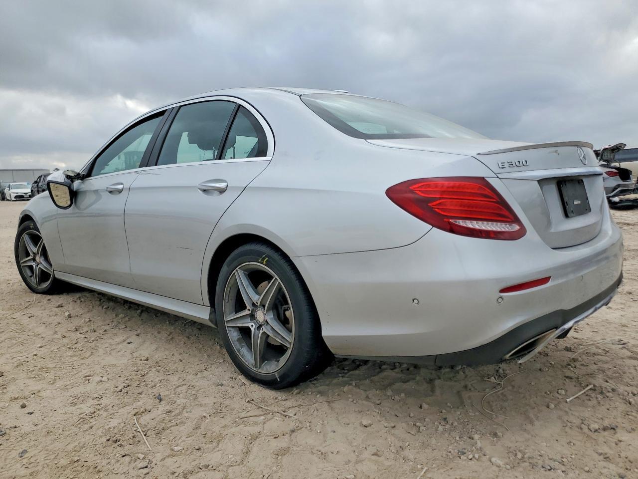 2017 Mercedes-Benz E 300 4Matic - Фото 2