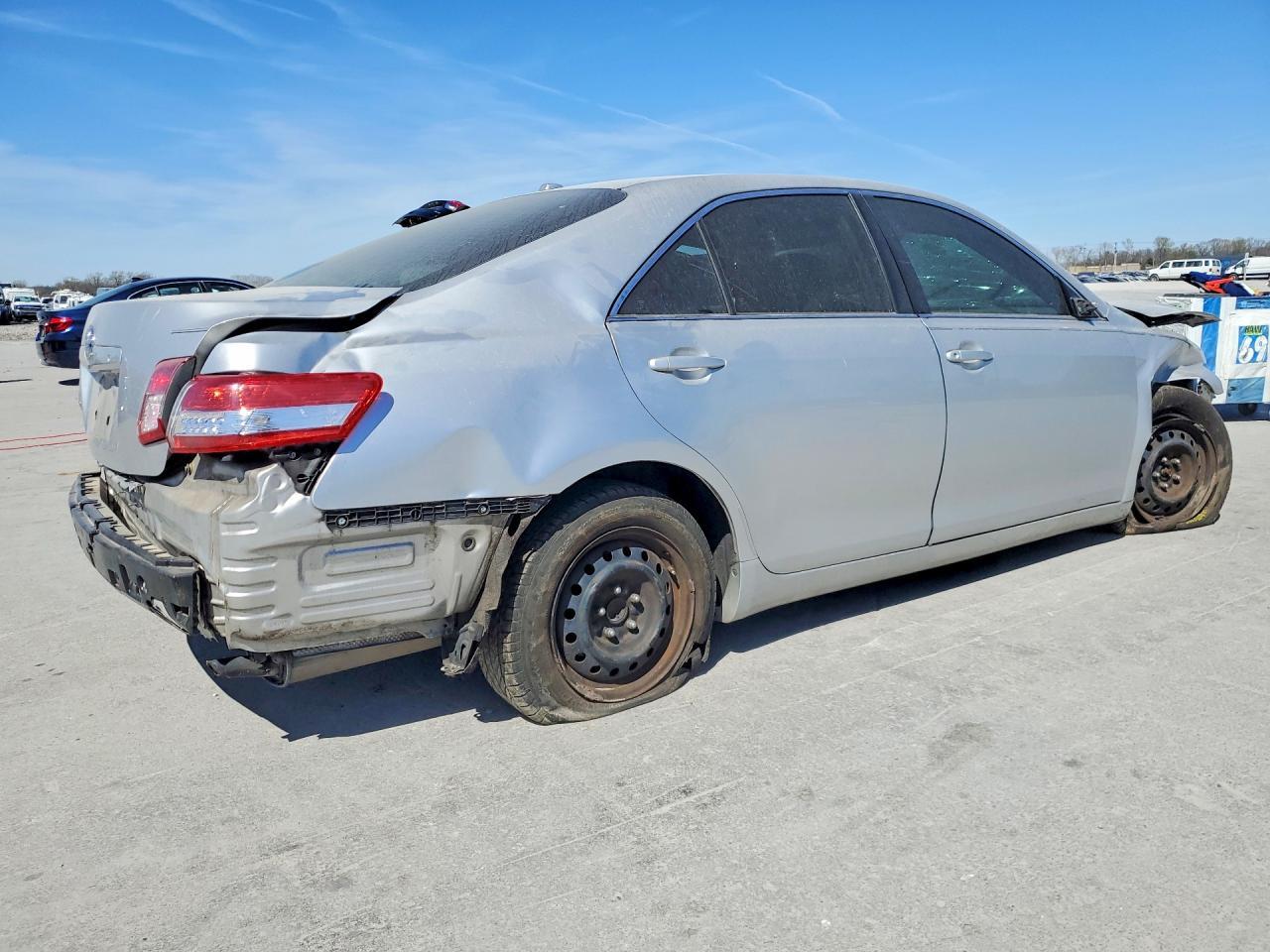 2011 Toyota Camry Base - Фото 3