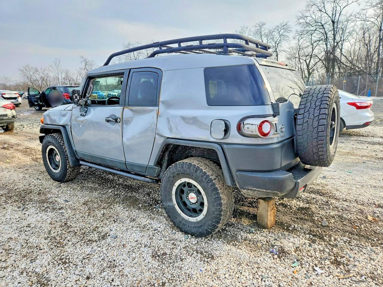2013 Toyota Fj Cruiser Base - Image 2