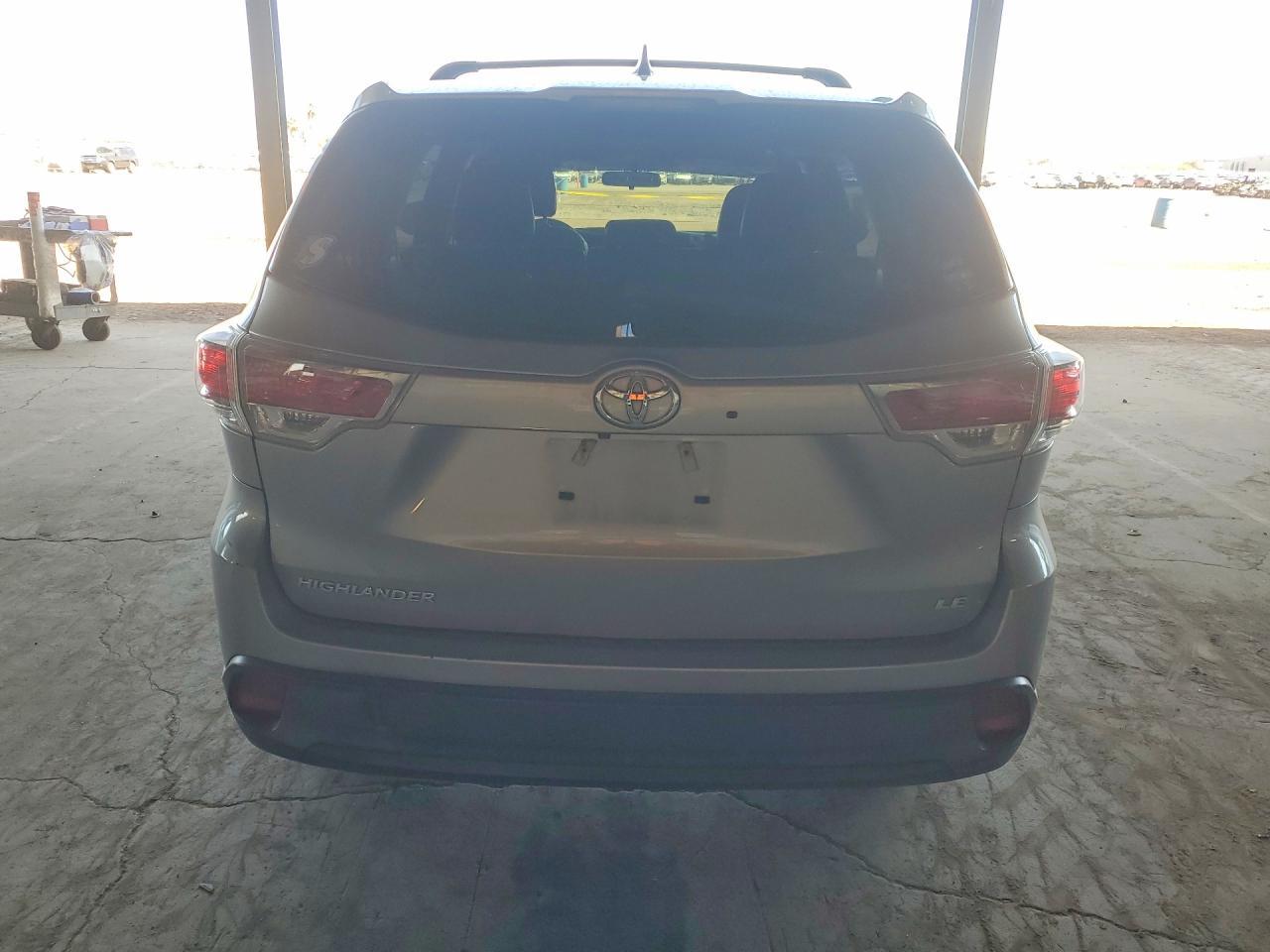 2016 Toyota Highlander Le Plus - Image 6