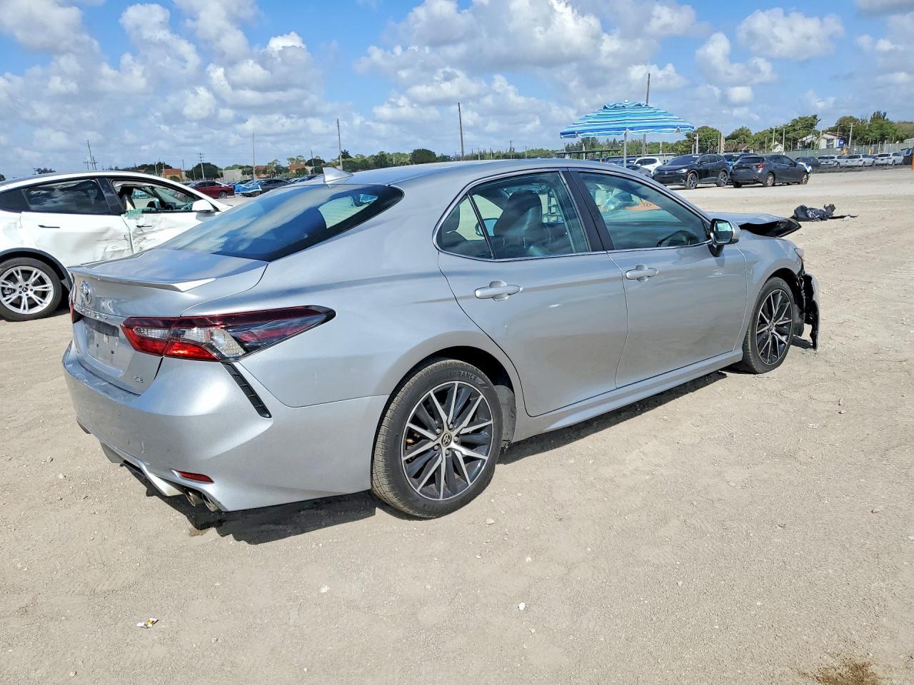 2021 Toyota Camry Se - Image 3