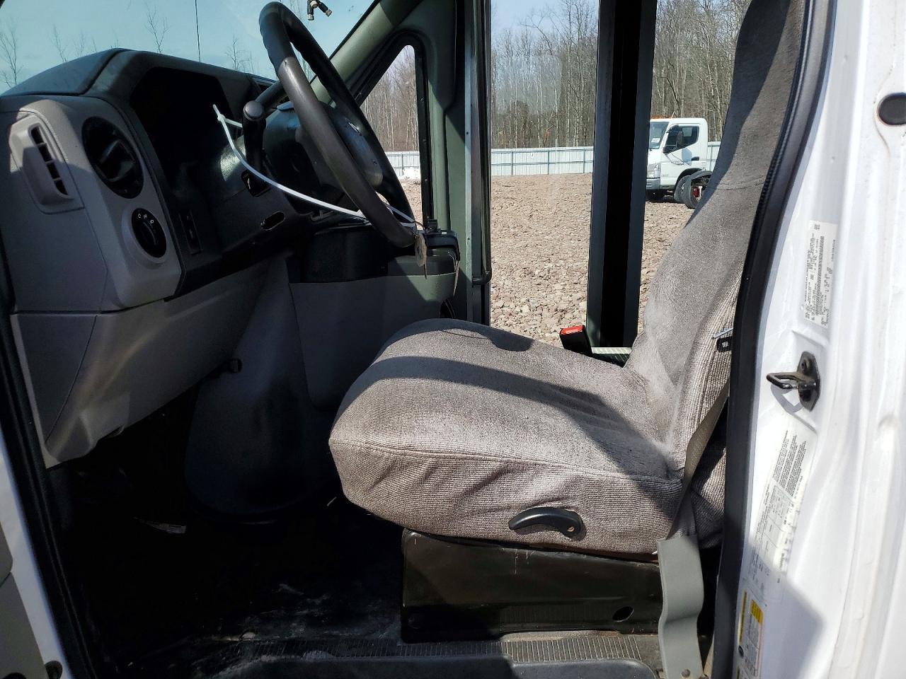 2017 Ford Econoline E350 Super Duty Cutaway Van - Image 5