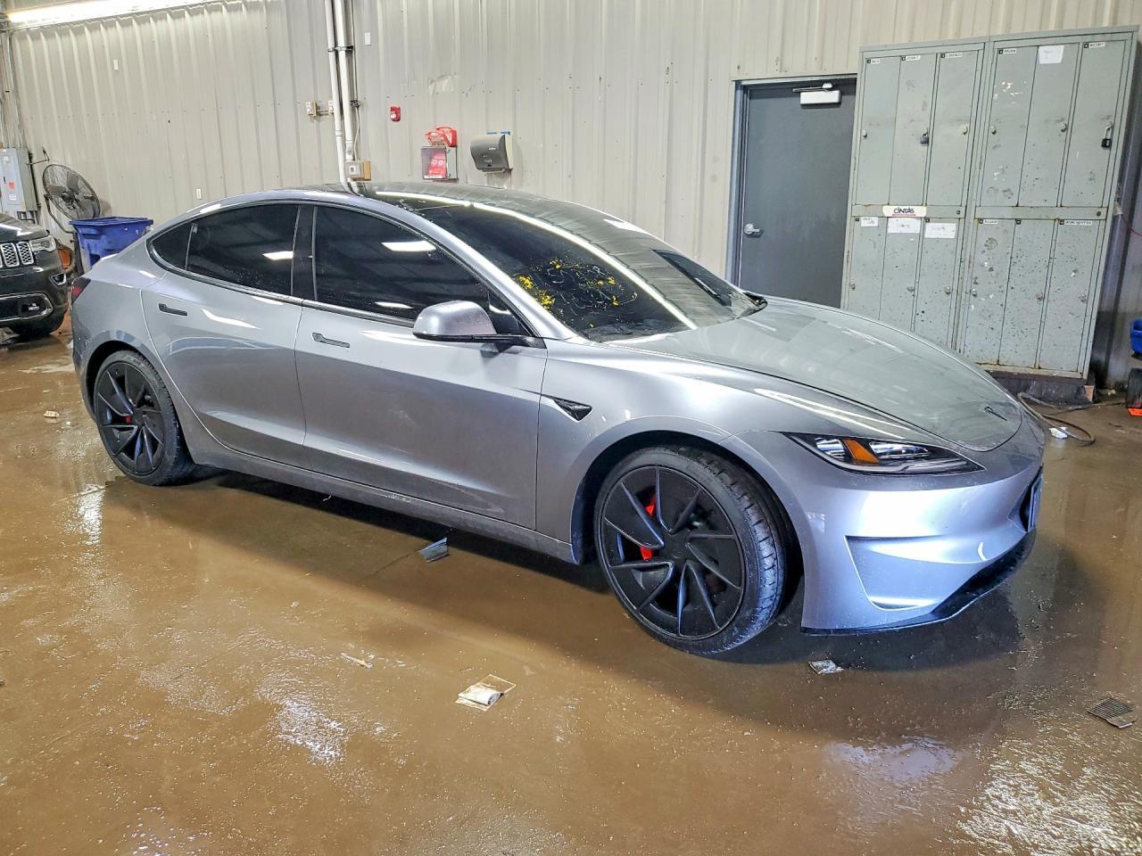 2026 Tesla Model 3 - Фото 4