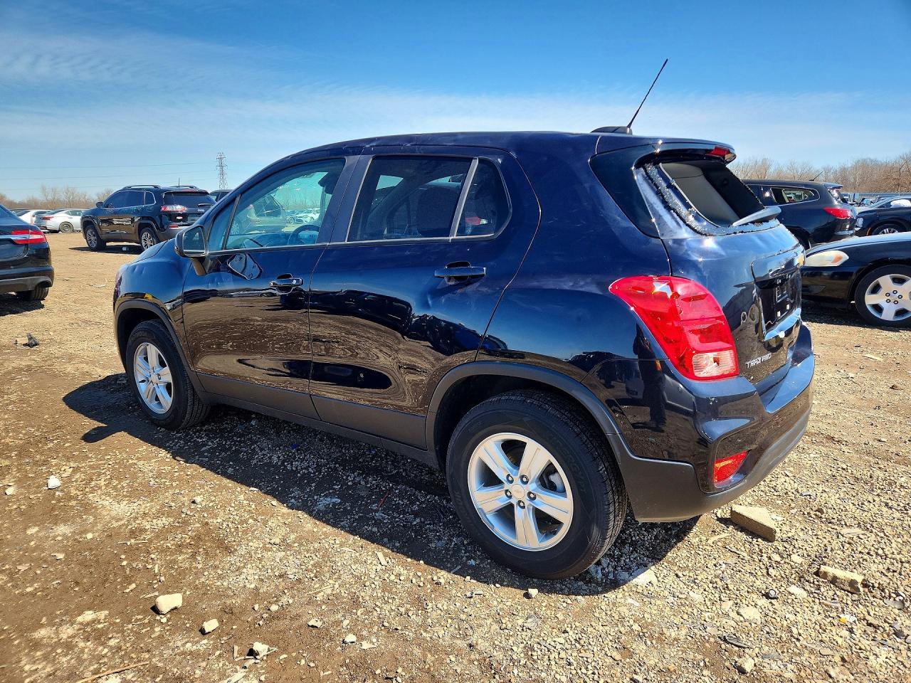 2022 Chevrolet Trax Ls - Фото 2