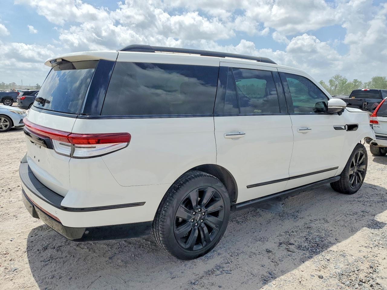 2022 Lincoln Navigator Reserve - Image 3