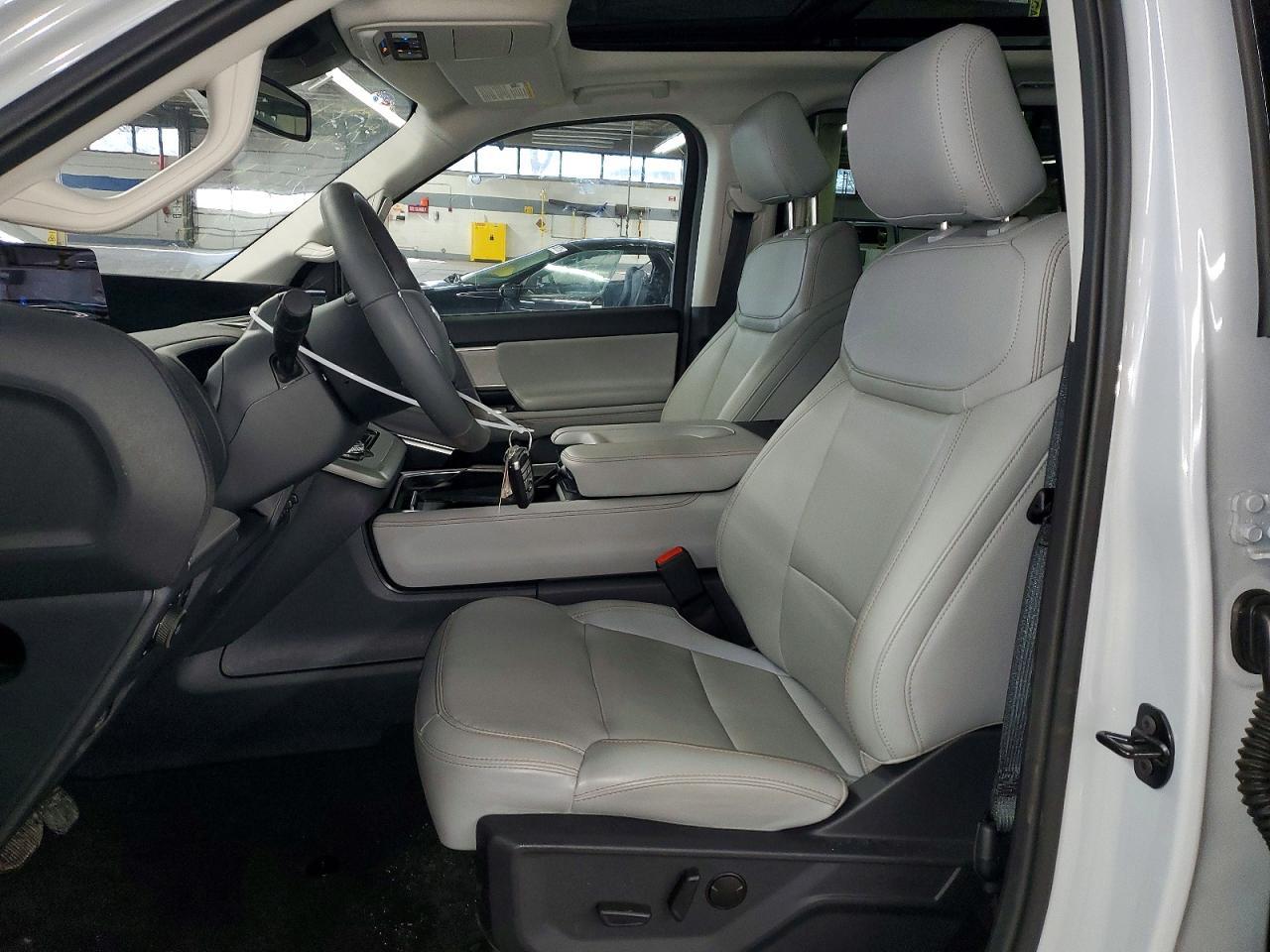 2025 Ford Expedition Active - Image 7