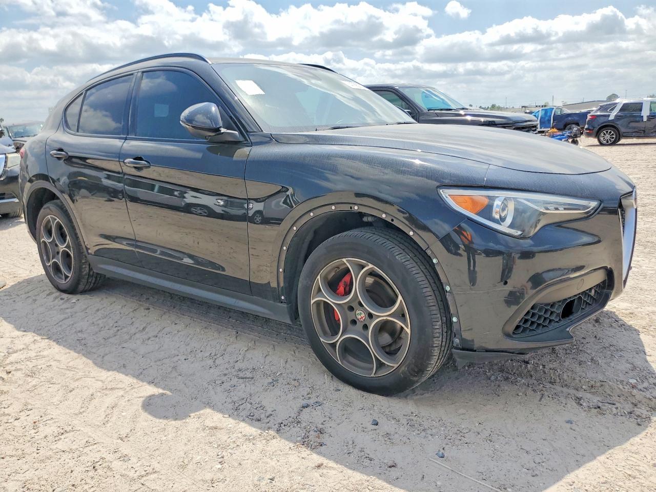 2018 Alfa Romeo Stelvio Ti Sport - Image 4