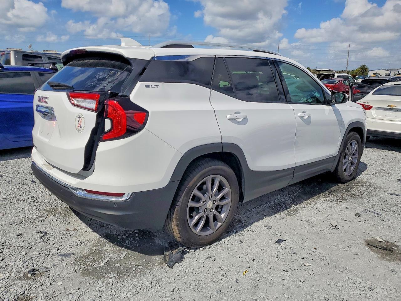 2024 GMC Terrain Slt - Image 3