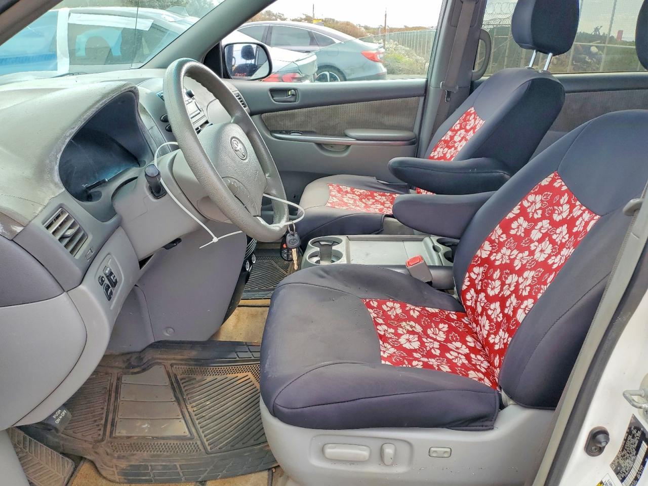 2010 Toyota Sienna Le 7-Passenger - Image 7