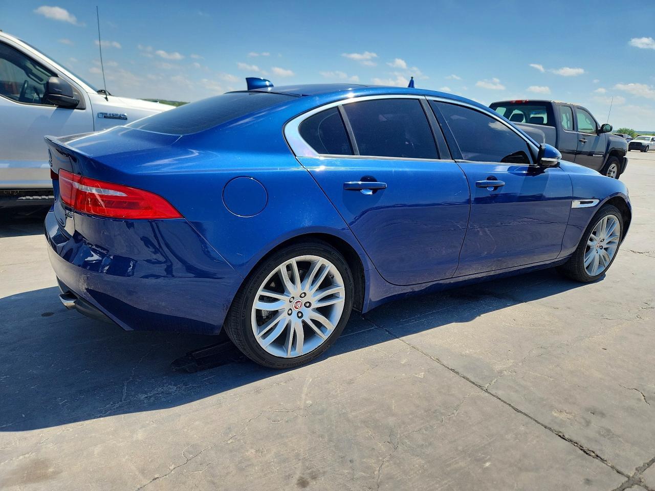 2017 Jaguar Xe Premium - Фото 3