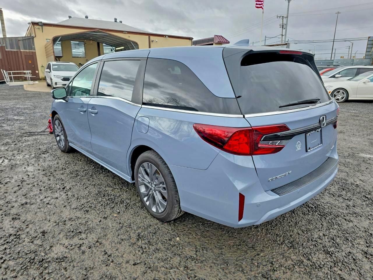 2025 Honda Odyssey Touring - Фото 2