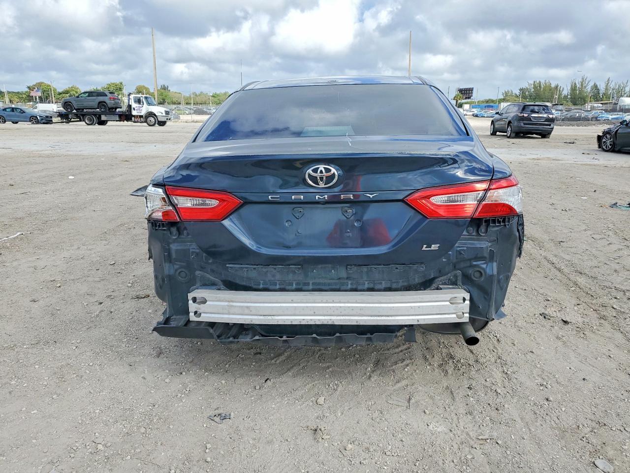 2020 Toyota Camry Le - Фото 6