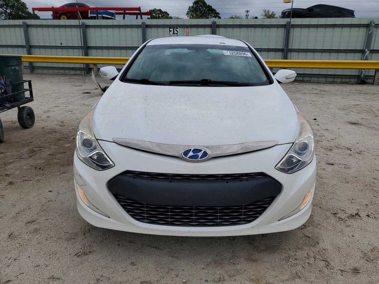 2015 Hyundai Sonata Hybrid Base - Image 5